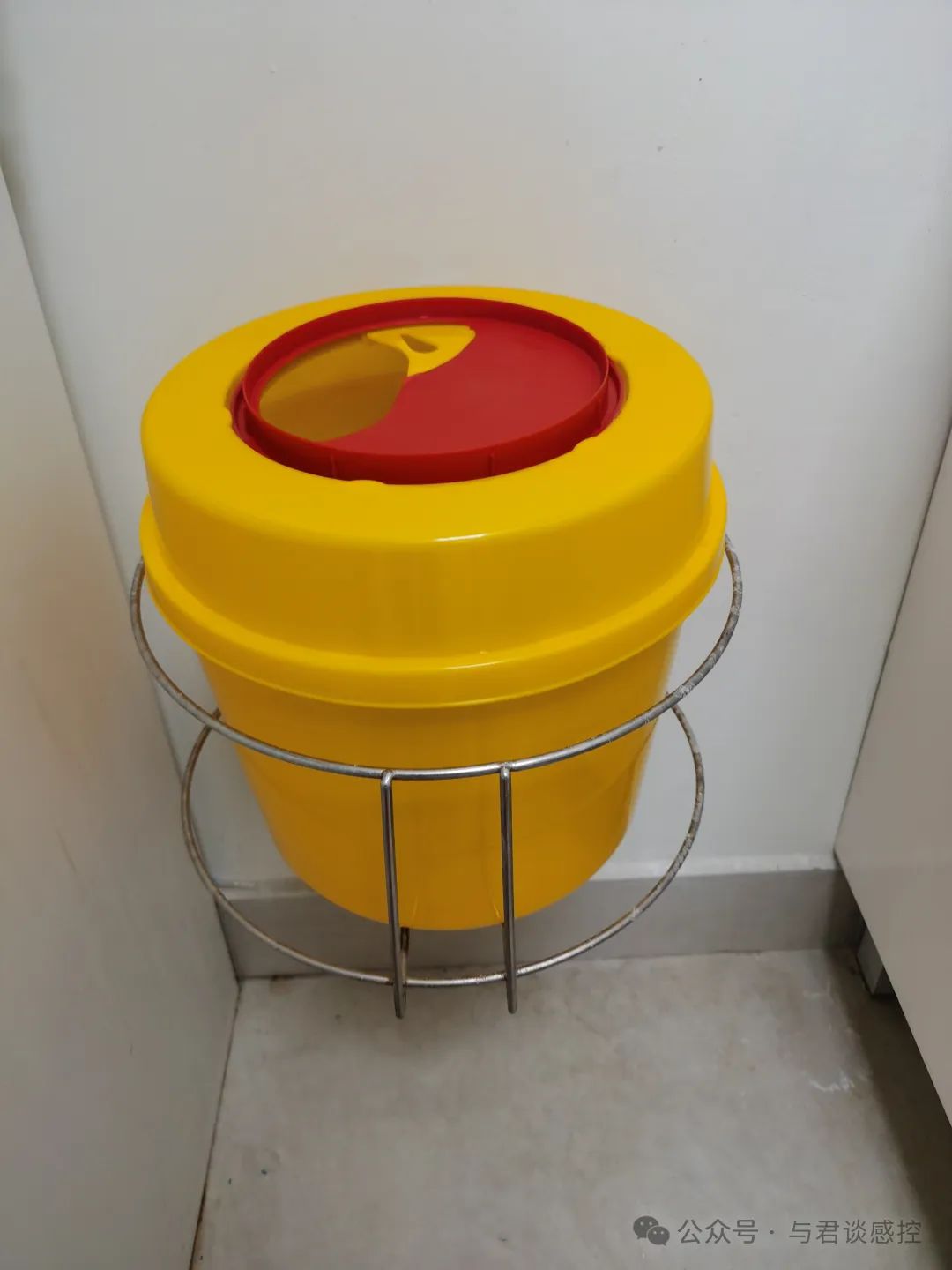 为了便于工作，这家医院的锐器盒这样使用!